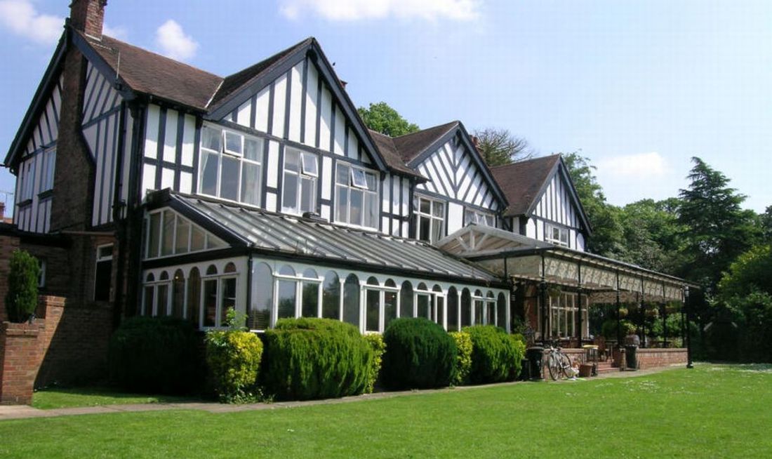 The Oaklands Hotel Exterior