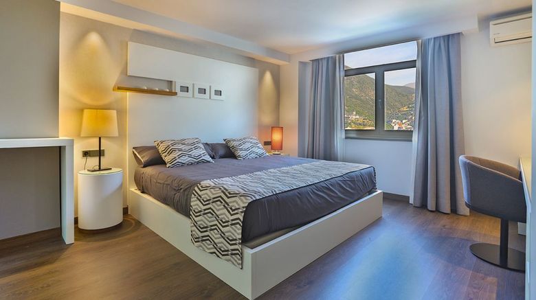 <b>Panorama Hotel Room</b>