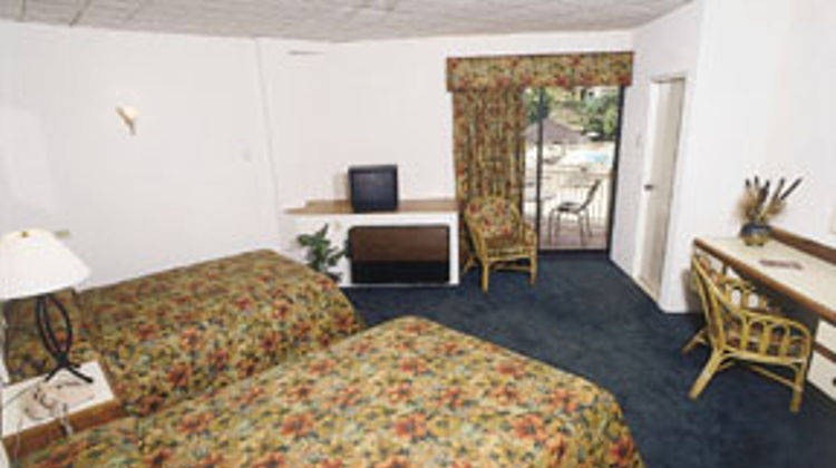 Cascadia Hotel & Conference Center Room