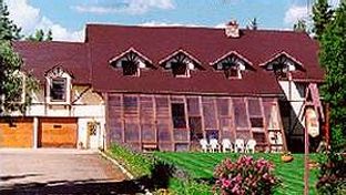 7 Gables Inn & Suites
