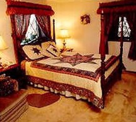 7 Gables Inn & Suites Room