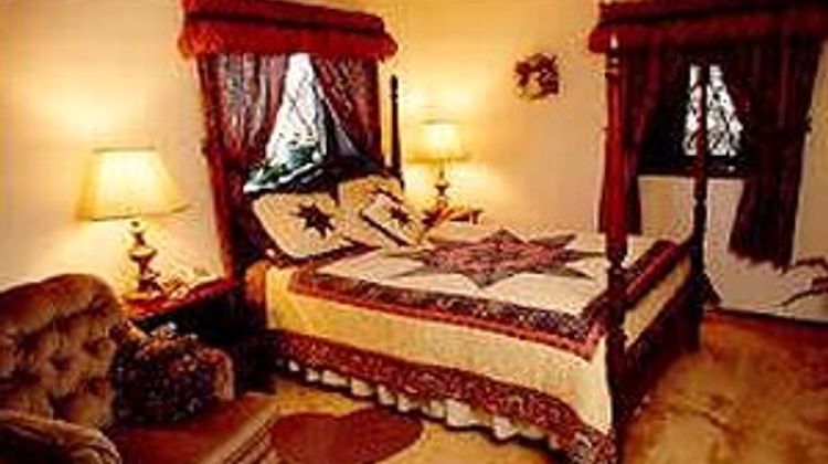 7 Gables Inn & Suites Room
