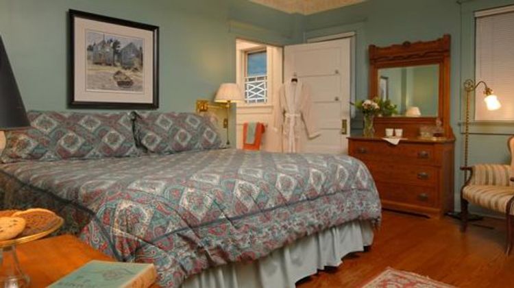 Southmoreland on the Plaza Room