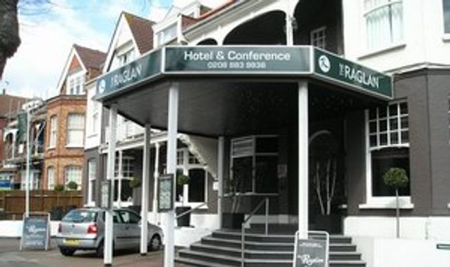 Raglan Hotel Exterior