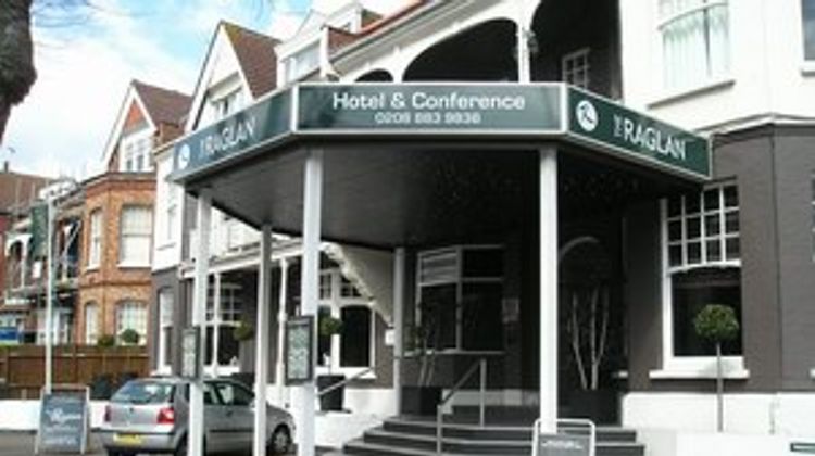 Raglan Hotel Exterior