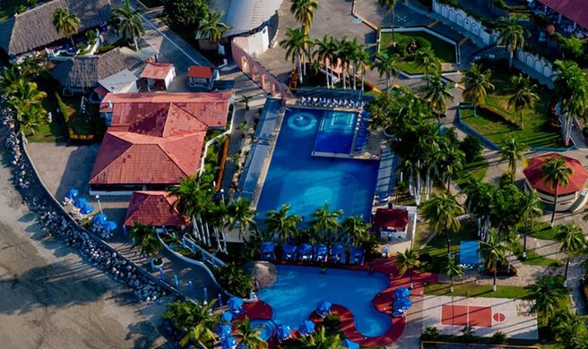 Qualton Club Ixtapa Exterior