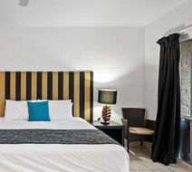 Colonial Palms Motor Inn Room