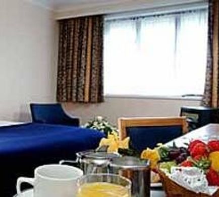 Holiday Inn Cardiff North M4J Room