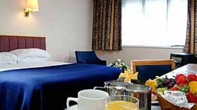 Holiday Inn Cardiff North M4J Room