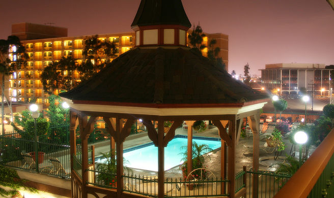 Anaheim Camelot Inn & Suites Exterior