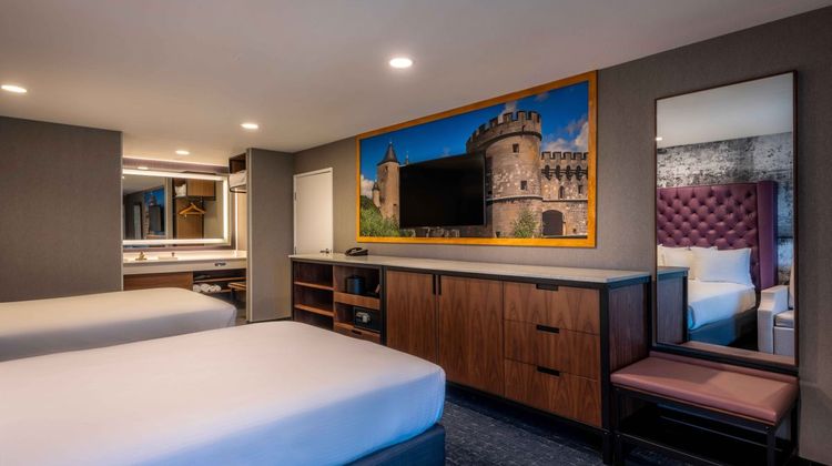 Anaheim Camelot Inn & Suites Room