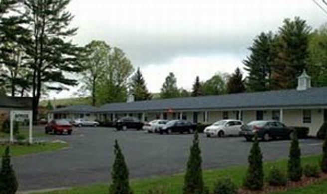 Lantern House Motel Exterior