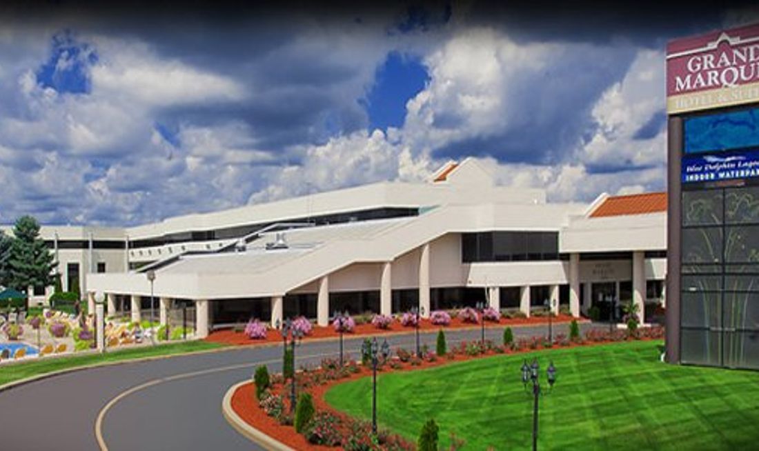 Grand Marquis Waterpark Hotel & Suites Exterior