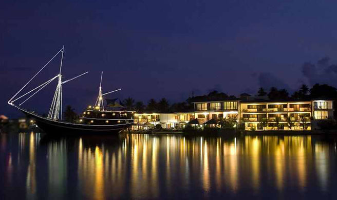 Manta Ray Bay Hotel Exterior