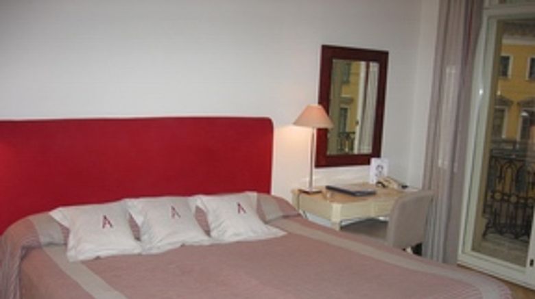<b>Angleterre Hotel Room</b>