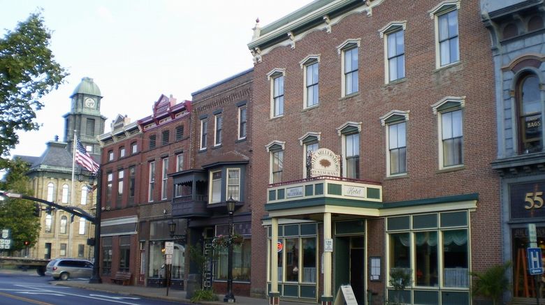 Hotel Millersburg Exterior