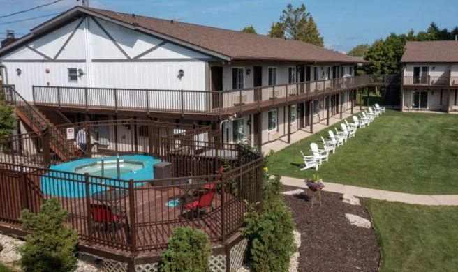 Sister Bay Inn Exterior