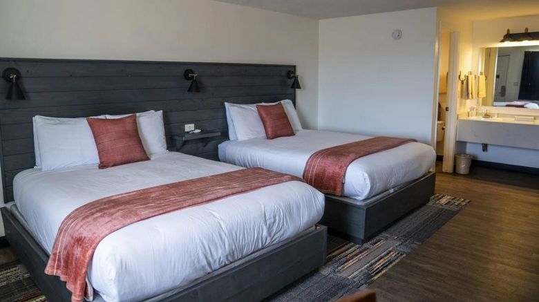 <b>Broken Spur Inn & Steakhouse Room</b>