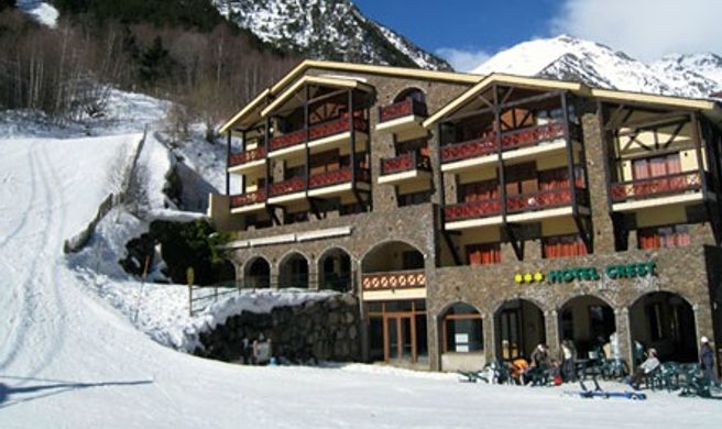 Hotel Crest Exterior