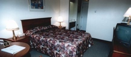 Econo Lodge & Suites Room