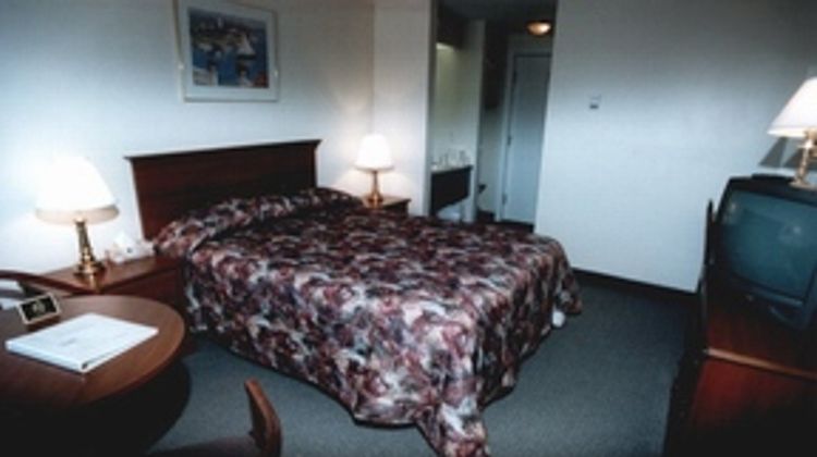Econo Lodge & Suites Room