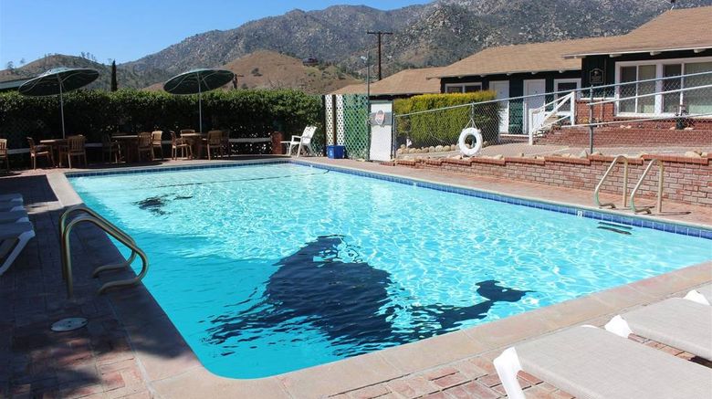 <b>The Kern Lodge Pool</b>