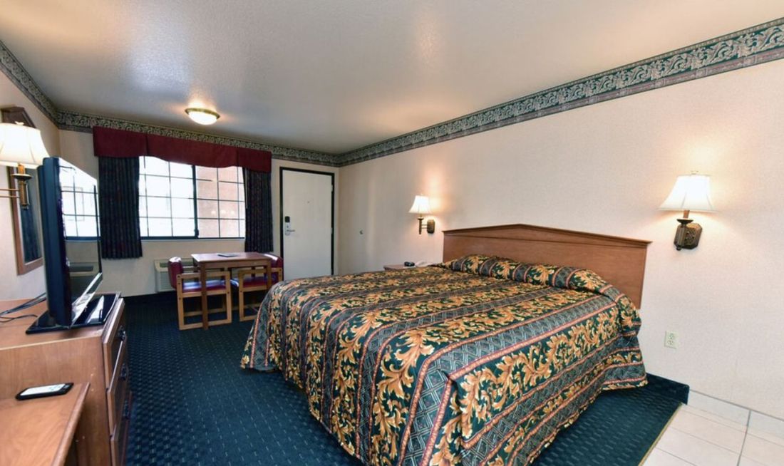 La Mirage Inn Room