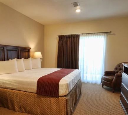 Arrow Hotel & Suites Room