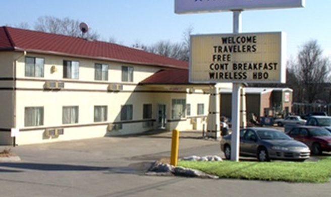 Deluxe Inn Exterior