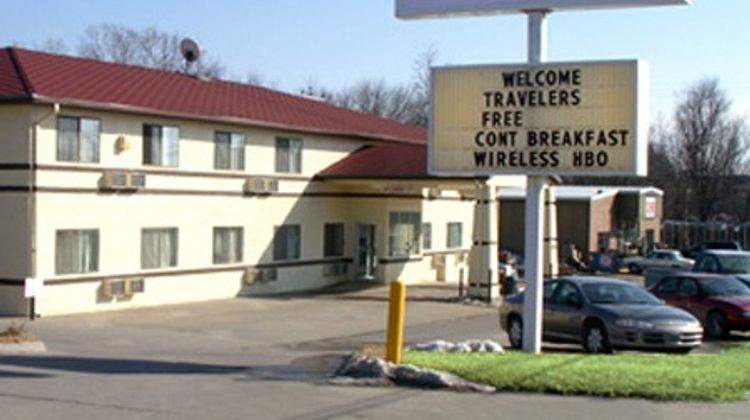 Deluxe Inn Exterior