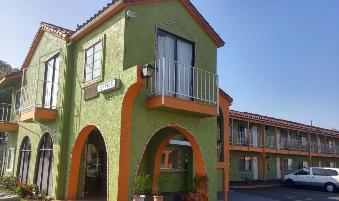 Big A Motel Exterior