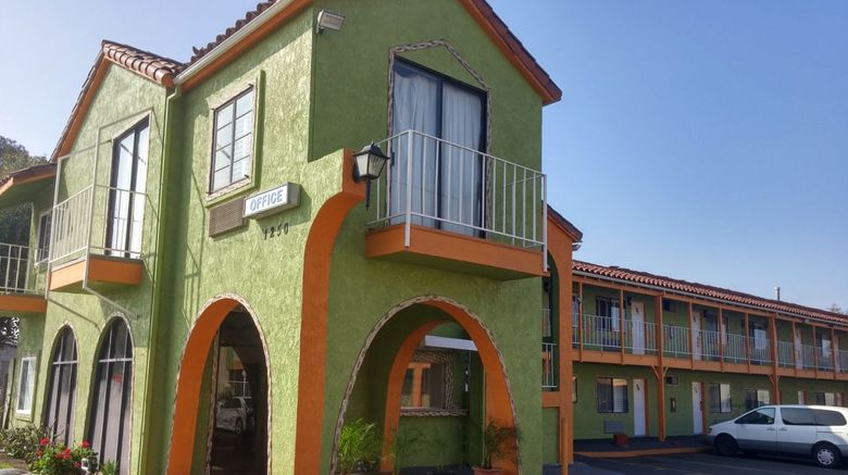 Big A Motel Exterior