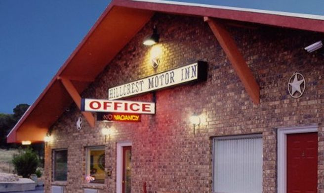 Hillcrest Inn & Suites Exterior