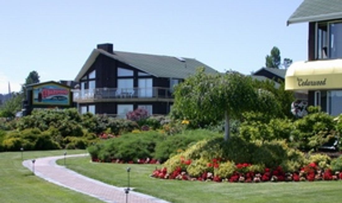 Cedarwood Inn & Suites Exterior