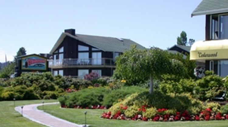 Cedarwood Inn & Suites Exterior