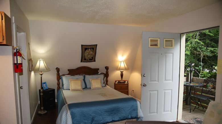 <b>Mountain Meadows Inn and Chalet Suites Room</b>