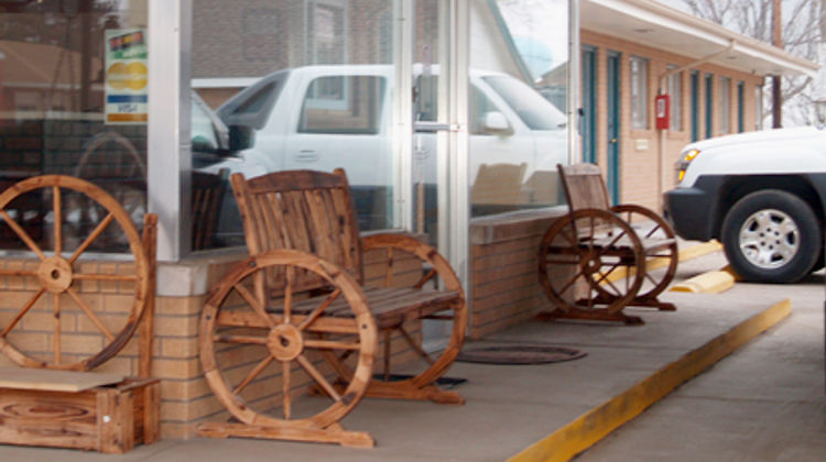 Annie Oakley Motel Exterior