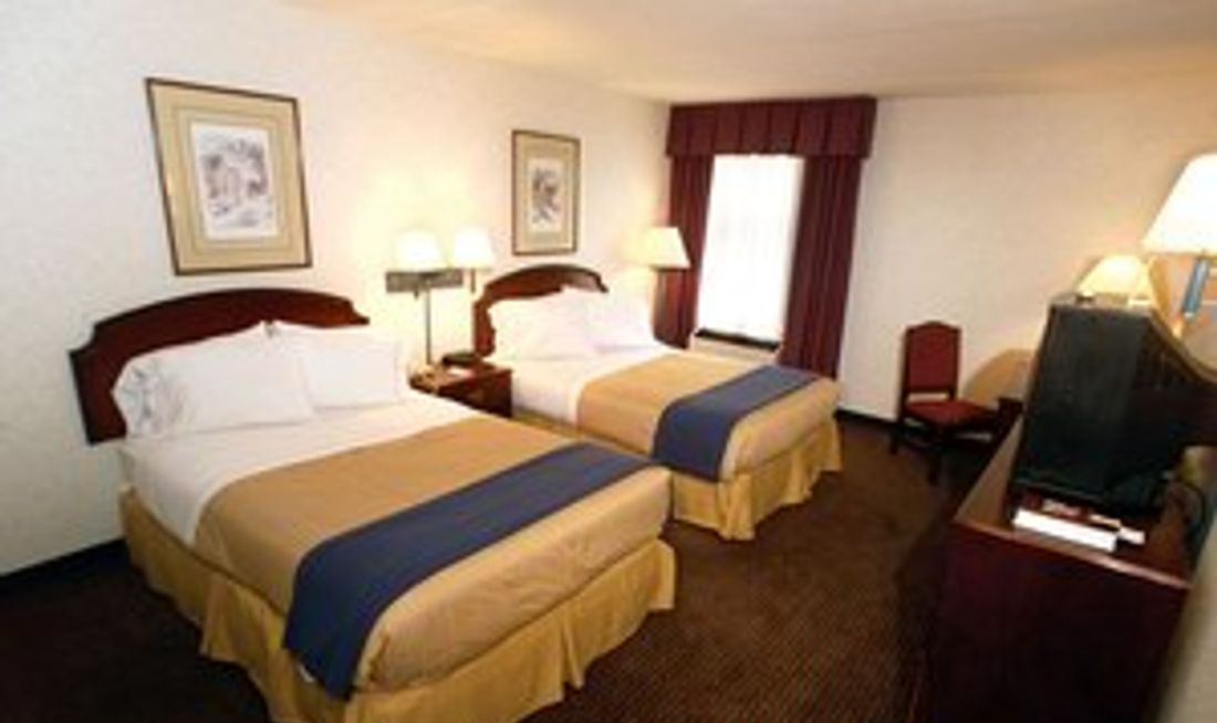 Red Roof Inn & Suites Newport News Room