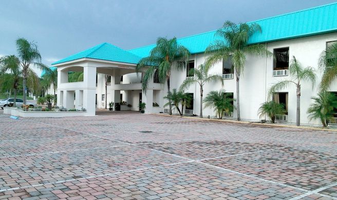 Lakeshore Resort & Marina Exterior