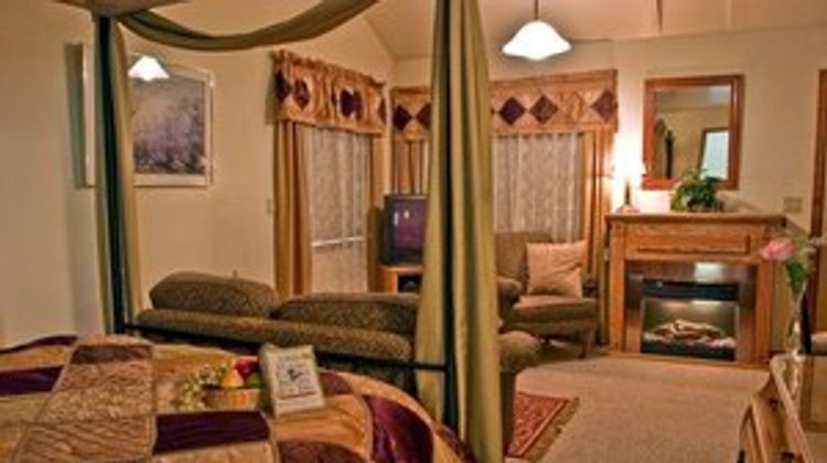 Pearsons Pond Luxury Inn & Adventure Spa Suite