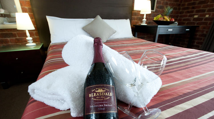 Admiral Motor Inn Room