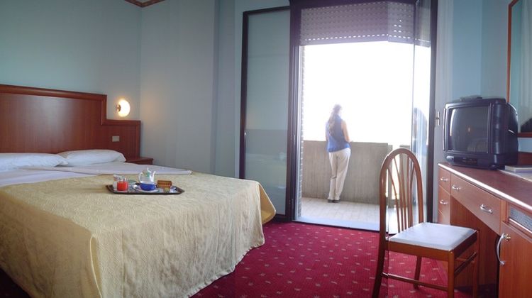 Tiby Hotel Room