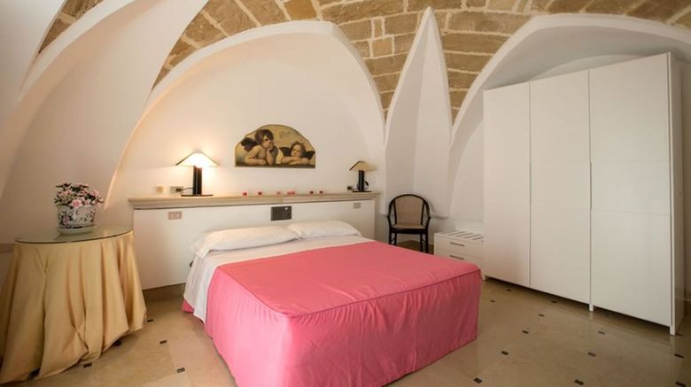 <b>Hyencos Callyon Hotel Room</b>