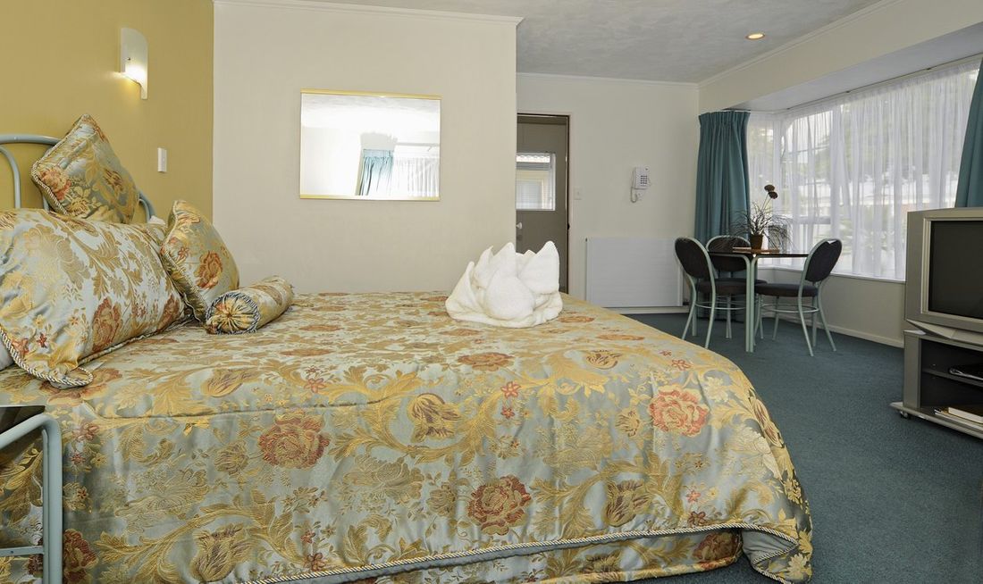 ASURE Palm Court Motor Inn Room
