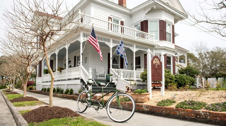 <b>Pecan Tree Inn Exterior</b>