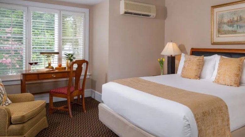 <b>Davidson Village Inn Room</b>