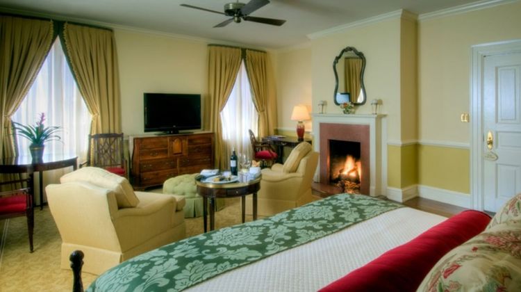 Woodlands Inn Suite