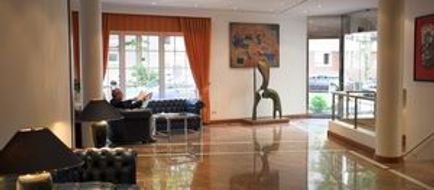 Alexander Am Zoo Lobby