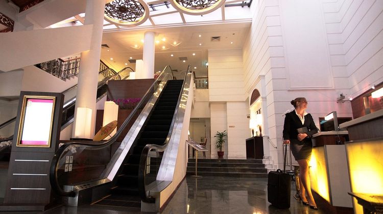 Village Hotel Albert Court Lobby