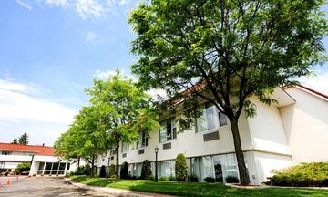 Adams Airport Inn